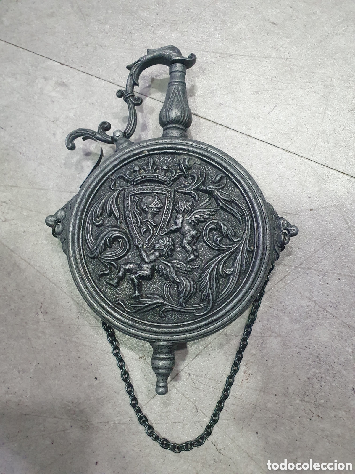 Collezionismo: Petaca en metal repujada. (L131)