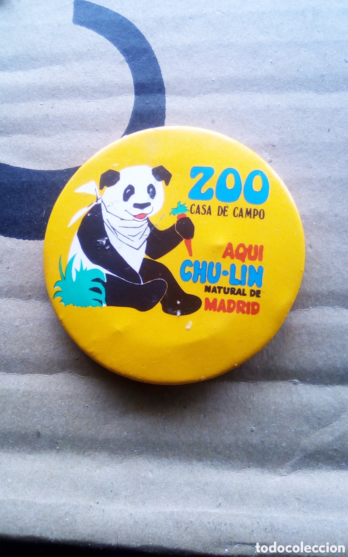 Coleccionismo: Chapa con imperdible. Zoo de la Casa de Campo. Aqu&iacute; Chu-Lin natural de Madrid. Mide 7,5 cm. Ver foto