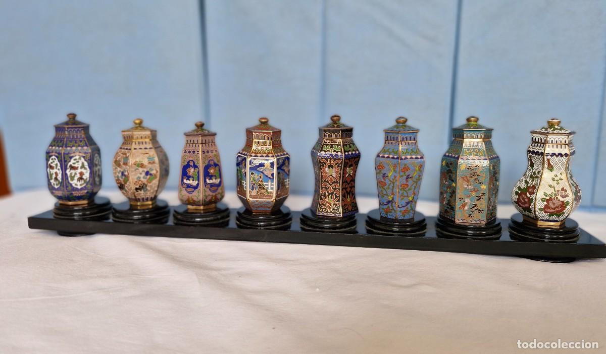 Coleccionismo: COLECCION 8 TIBORES CHINOS MINIATURA TIPO CLOISONN&Eacute; CON BASE EXPOSITORA