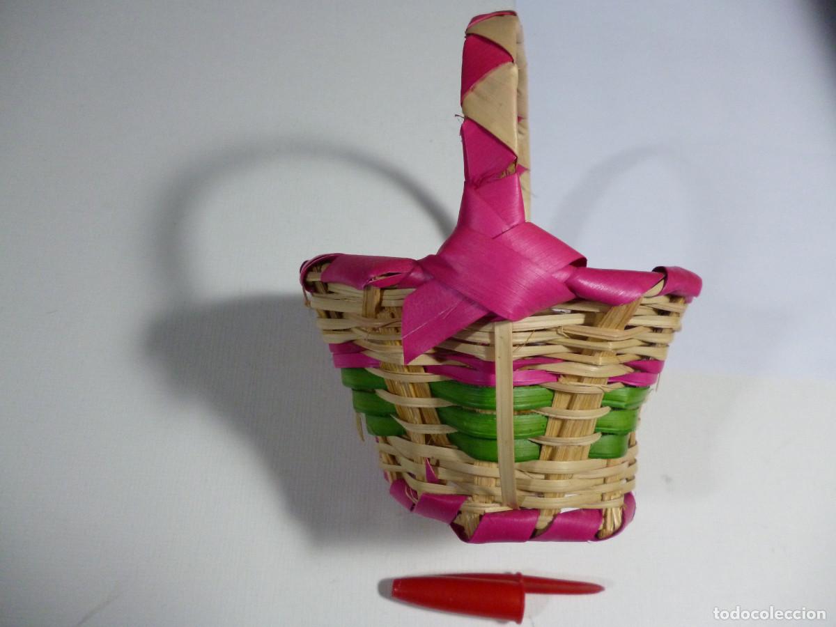 Coleccionismo: PEQUE&Ntilde;A CESTA DE COLORES DE MIMBRE - 11CM ALTA POR 9 CM DI&Aacute;METRO APROXM