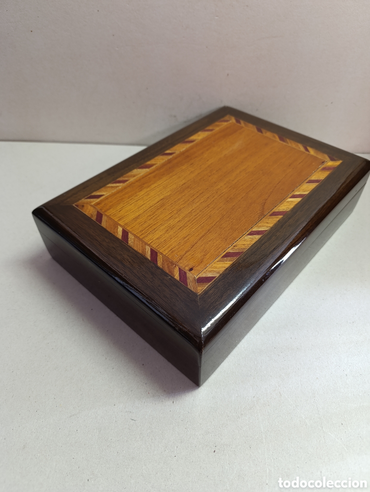 Coleccionismo: CAJA DE PUROS EN MADERA DE CEDRO CON DETALLE DE MARQUETERIA EN TAPA.
