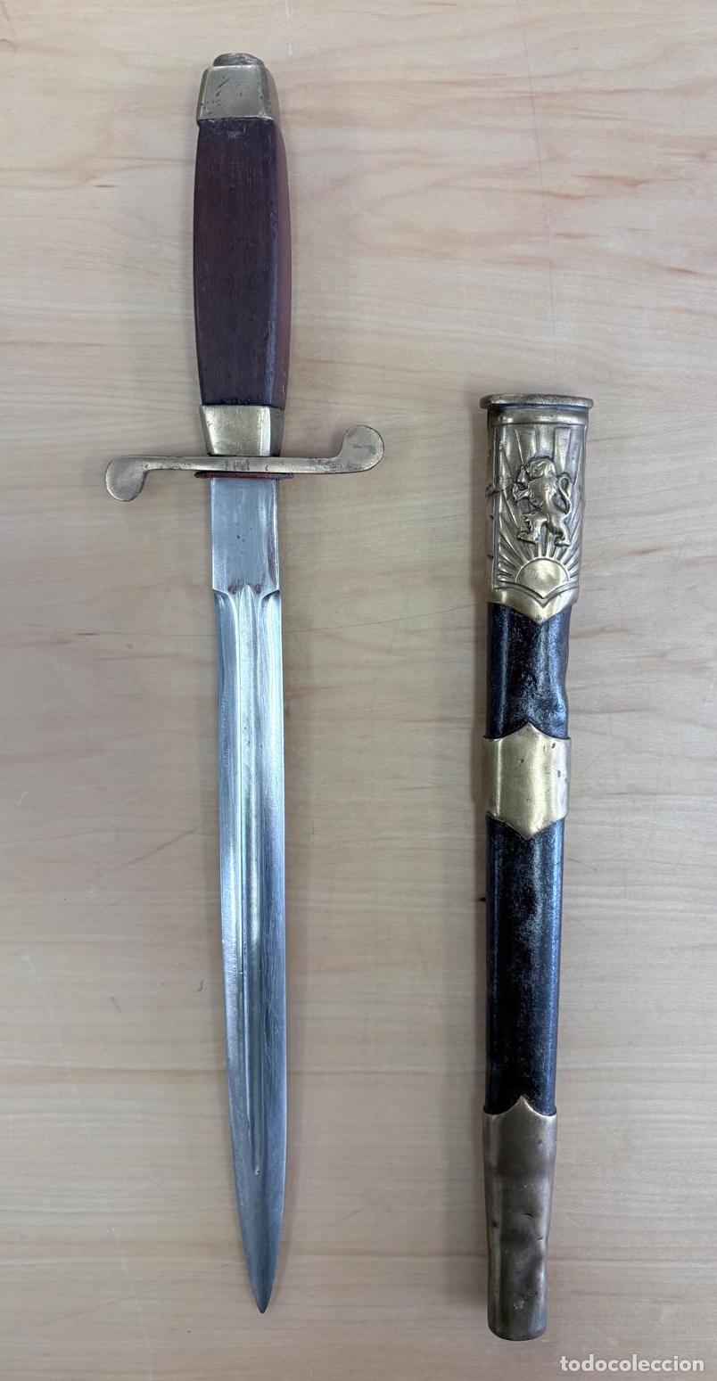 Coleccionismo: PU&Ntilde;AL O CUCHILLO CEREMONIAL CON VAINA DECORADA. MOTIVOS HER&Aacute;LDICOS Y MONUMENTALES. SIGLO XX