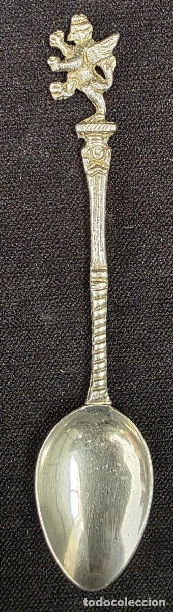 Coleccionismo: Cuchara Souvenir Vintage con Le&oacute;n Her&aacute;ldico Alado en Metal Plateado 12 cm