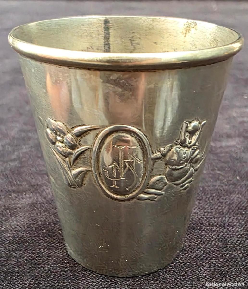 Coleccionismo: Vaso Chupito Antiguo de Metal Plateado con Iniciales Grabadas y Relieves 5,5 x 5 cm