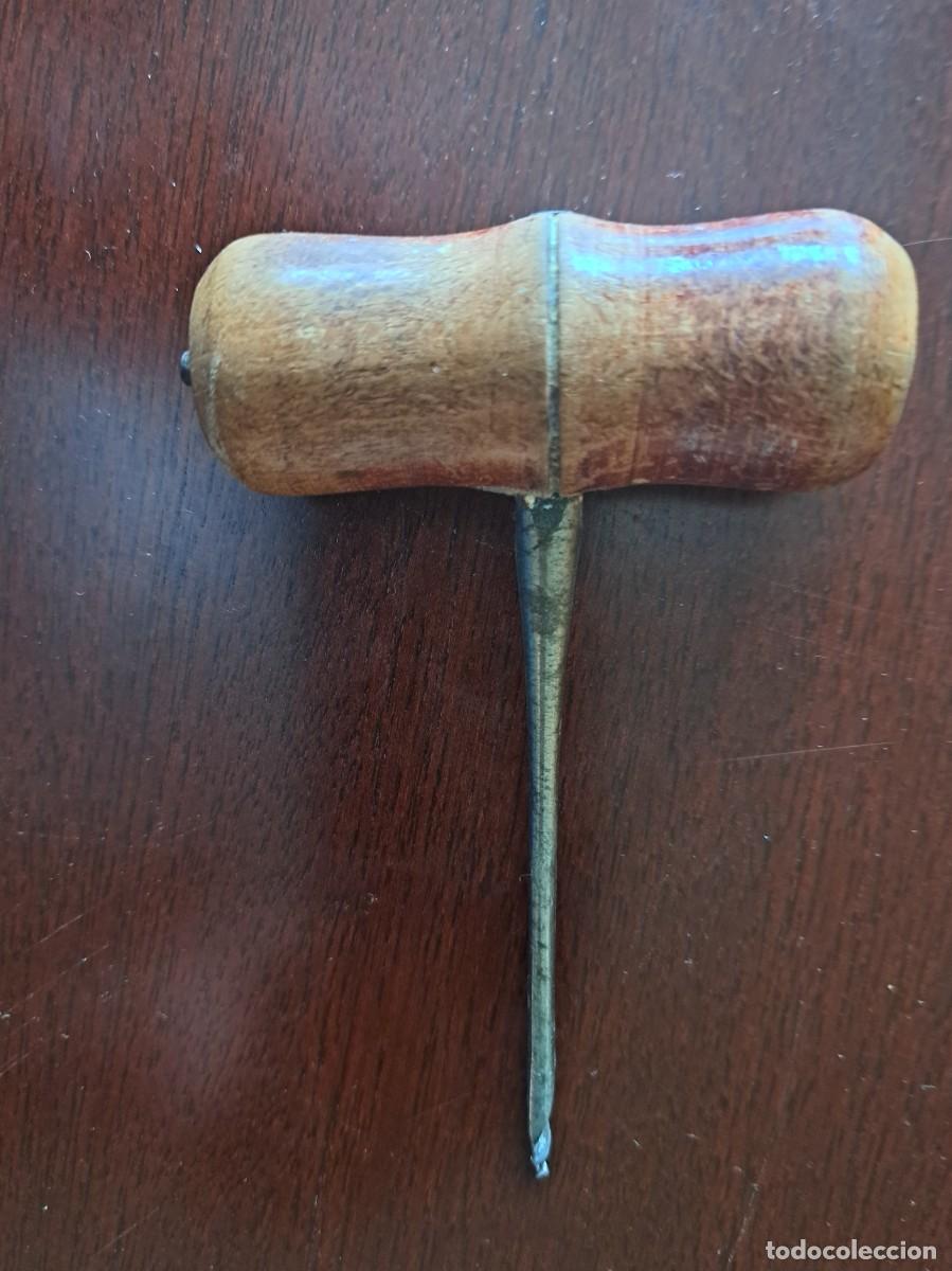 Coleccionismo: BERBIQUI DE MADERA Y METAL