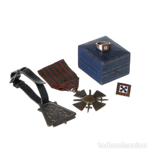 Coleccionismo: Conjunto de cuatro piezas: anillo, pin de la Juventud Portuguesa, condecoraci&oacute;n militar francesa y m