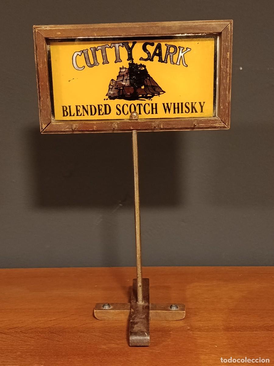 Coleccionismo: CUTTY SARK. CUELGALLAVES ANTIGUO PUBLICIDAD DE WHISKY. 36 X 22 CM