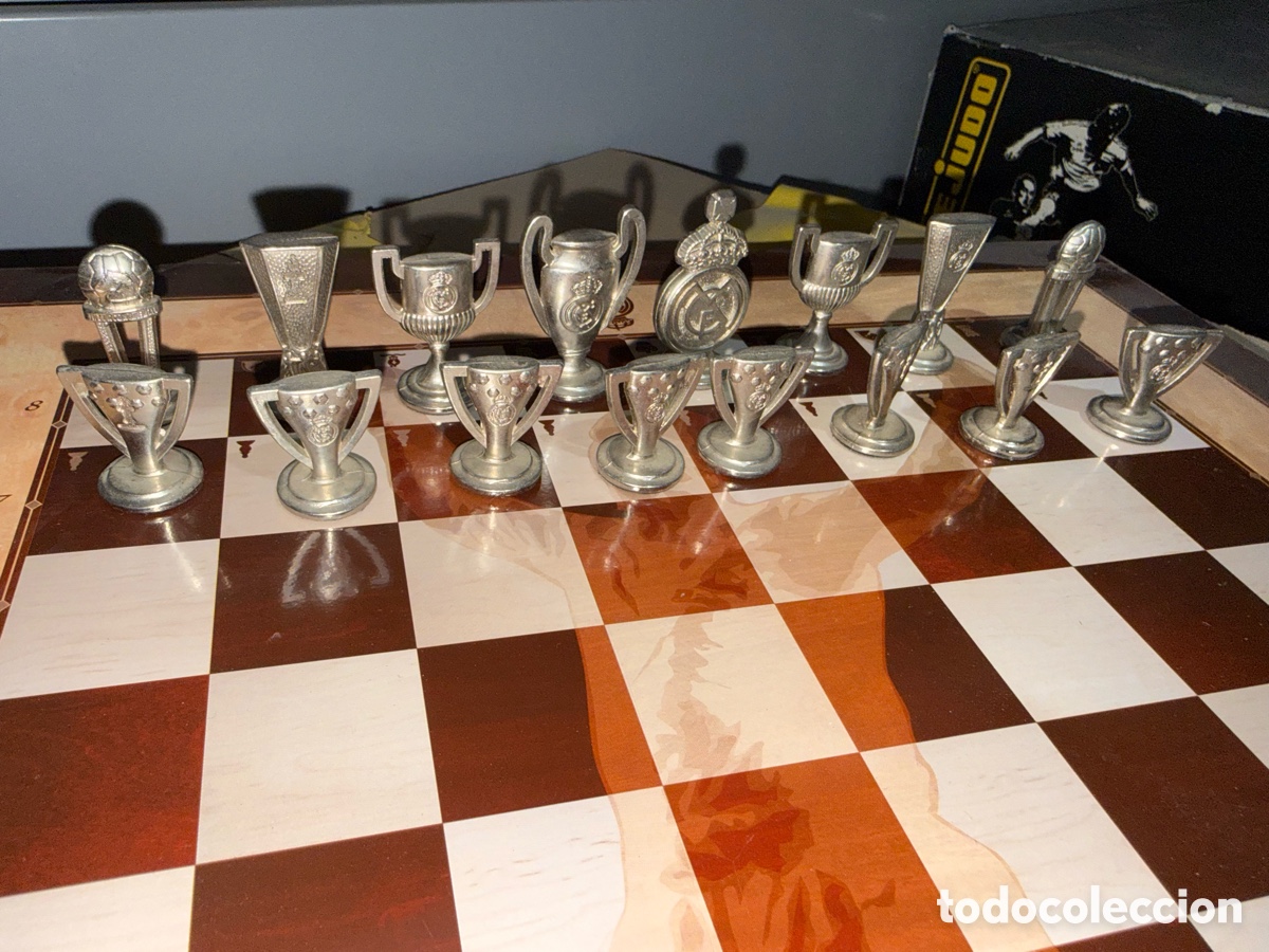 Coleccionismo: Antiguo ajedrez Real Madrid - Foto 2