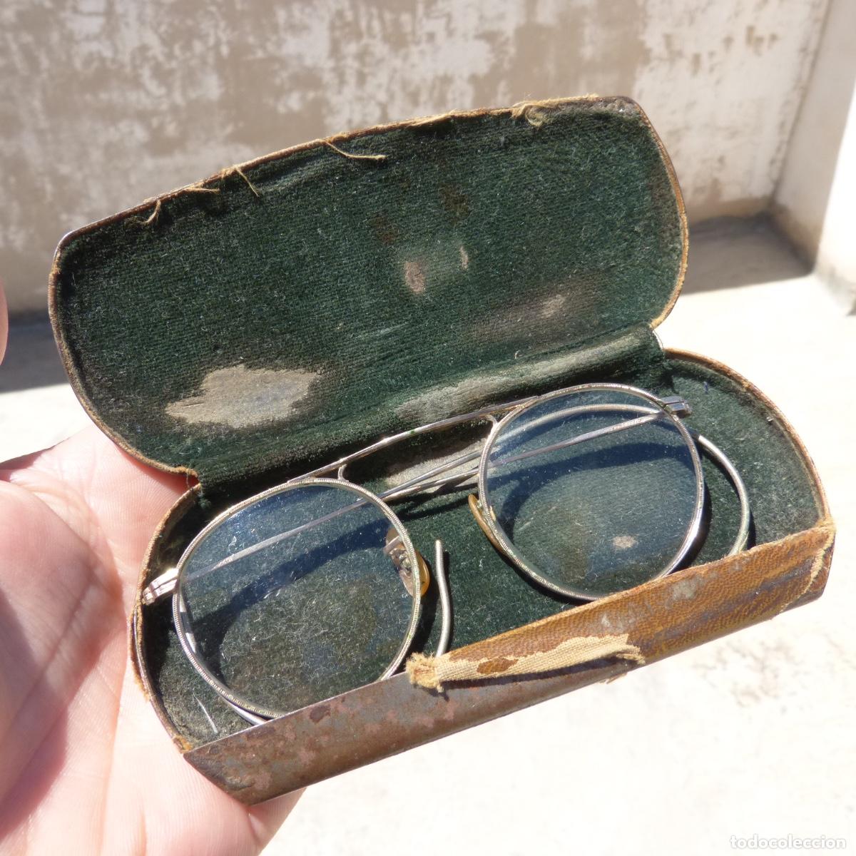 Coleccionismo: Antiguas gafas o lentes en su estuche, patilla rota.