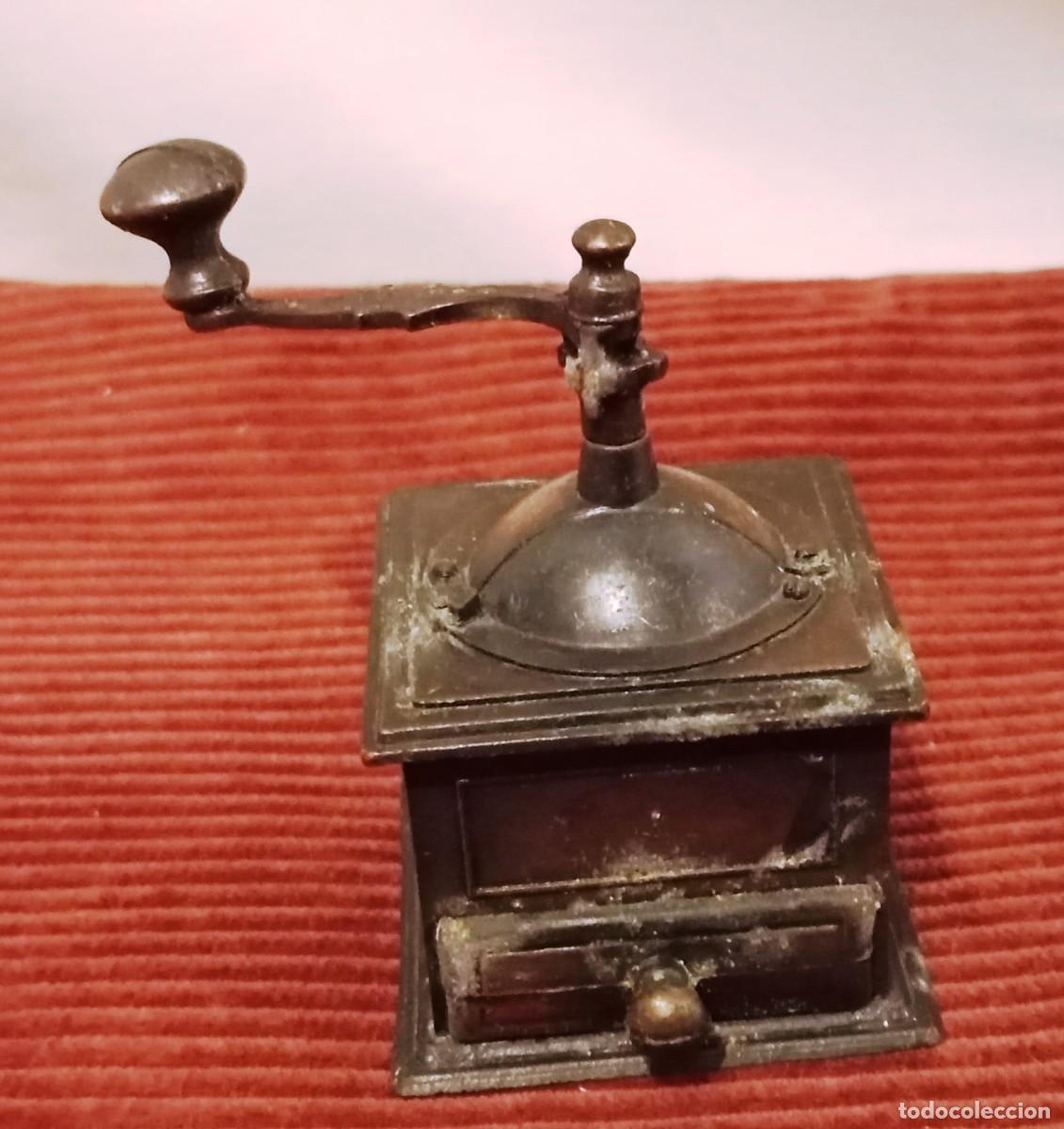 Coleccionismo: Molinillo de caf&eacute; met&aacute;lico miniatura. Sacapuntas vintage de metal con forma de molinillo de caf&eacute;