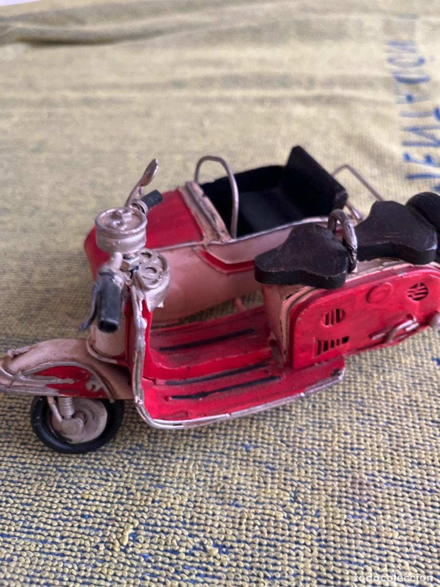 Collecting: Scooter decorativa en metal