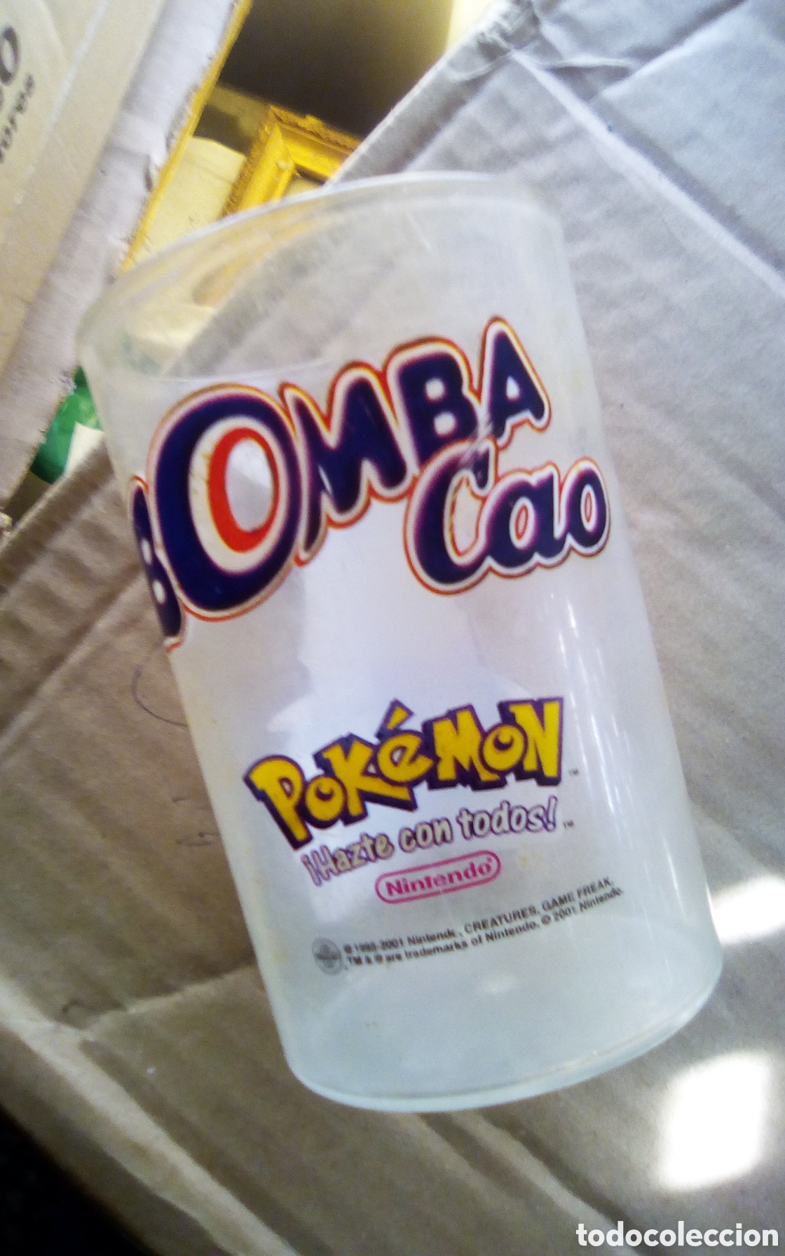 Coleccionismo: Vaso de pl&aacute;stico Bomba Cao. Entrenador Pok&eacute;mon. Campe&oacute;n de la liga. &copy; 1995-2001 Nintendo. 12 x 8 cm.