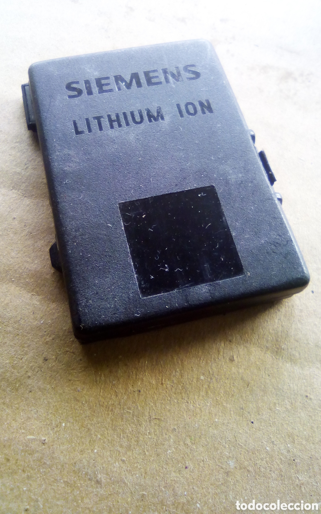 Colecionismo: Bater&iacute;a de tel&eacute;fono vintage. Siemens Lithium ion. Type 3.7 V. 700 mAh. V30145-K1310-X250. 50 x 35 mm