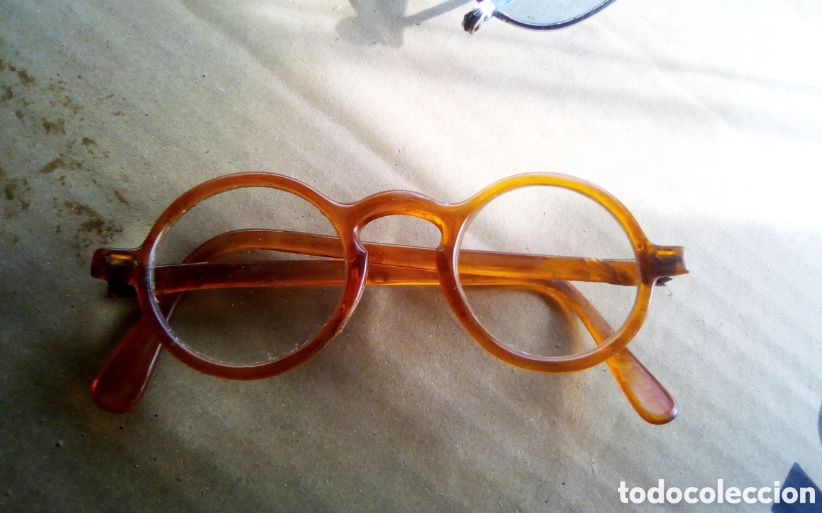 Coleccionismo: Antiguas gafas redondas, montura de pasta, tiene un poco de aumento. Mide 12 cm.
