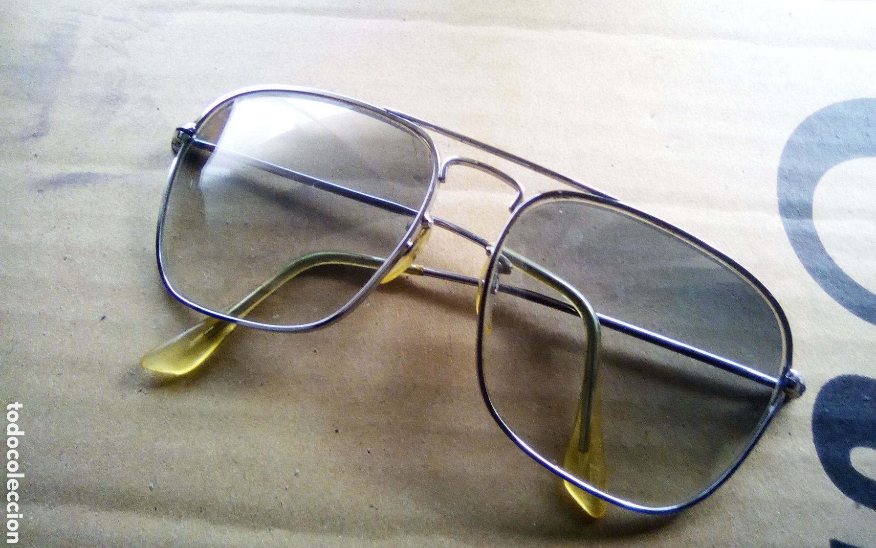Coleccionismo: Gafas de aviador gris claro. Usadas, le falta un pasador, ver fotos.
