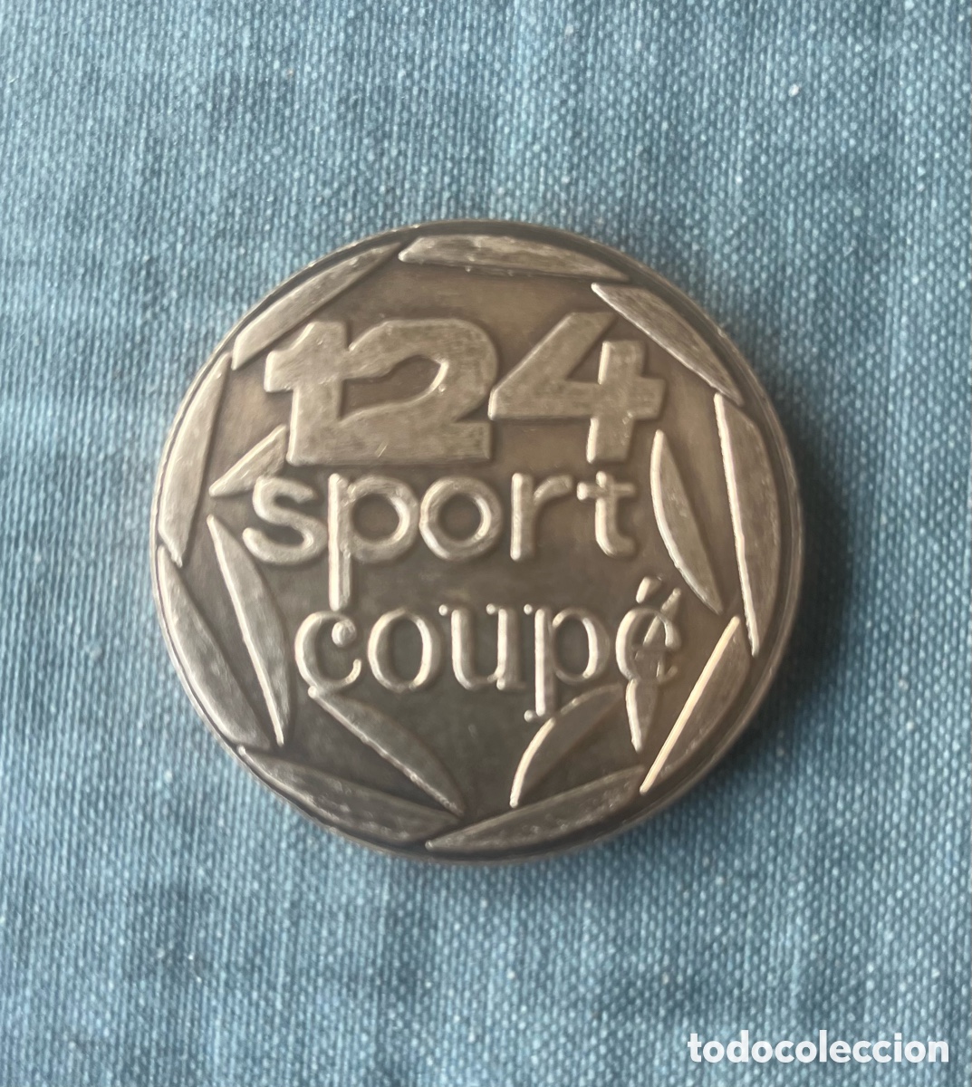 Coleccionismo: MEDALLA SEAT 124 SPORT COUPE - COCHE DEL A&Ntilde;O 1970-1971 - MONEDA-INSIGNIA