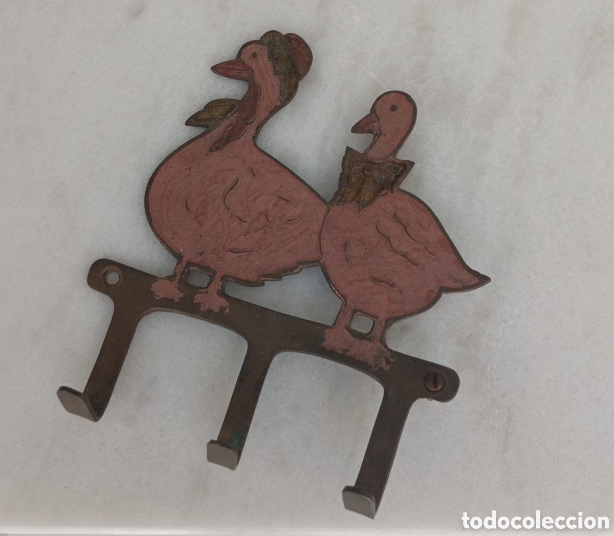 Coleccionismo: Antiguo Colgador de pared con patos.Bronce o laton