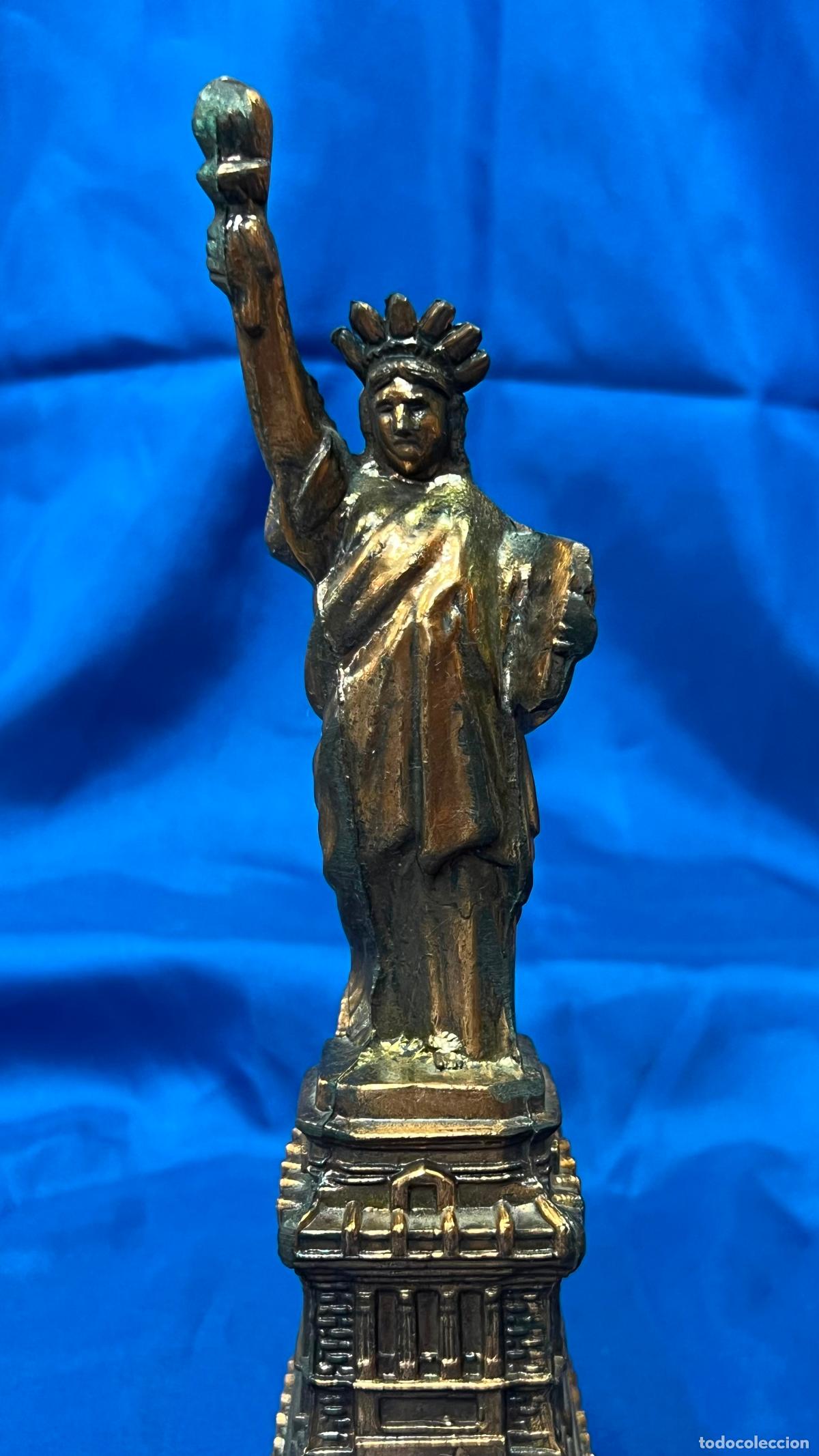 Colecionismo: Antigua Estatua de la Libertad de Nueva York en metal patinado. Souvenir Vintage
