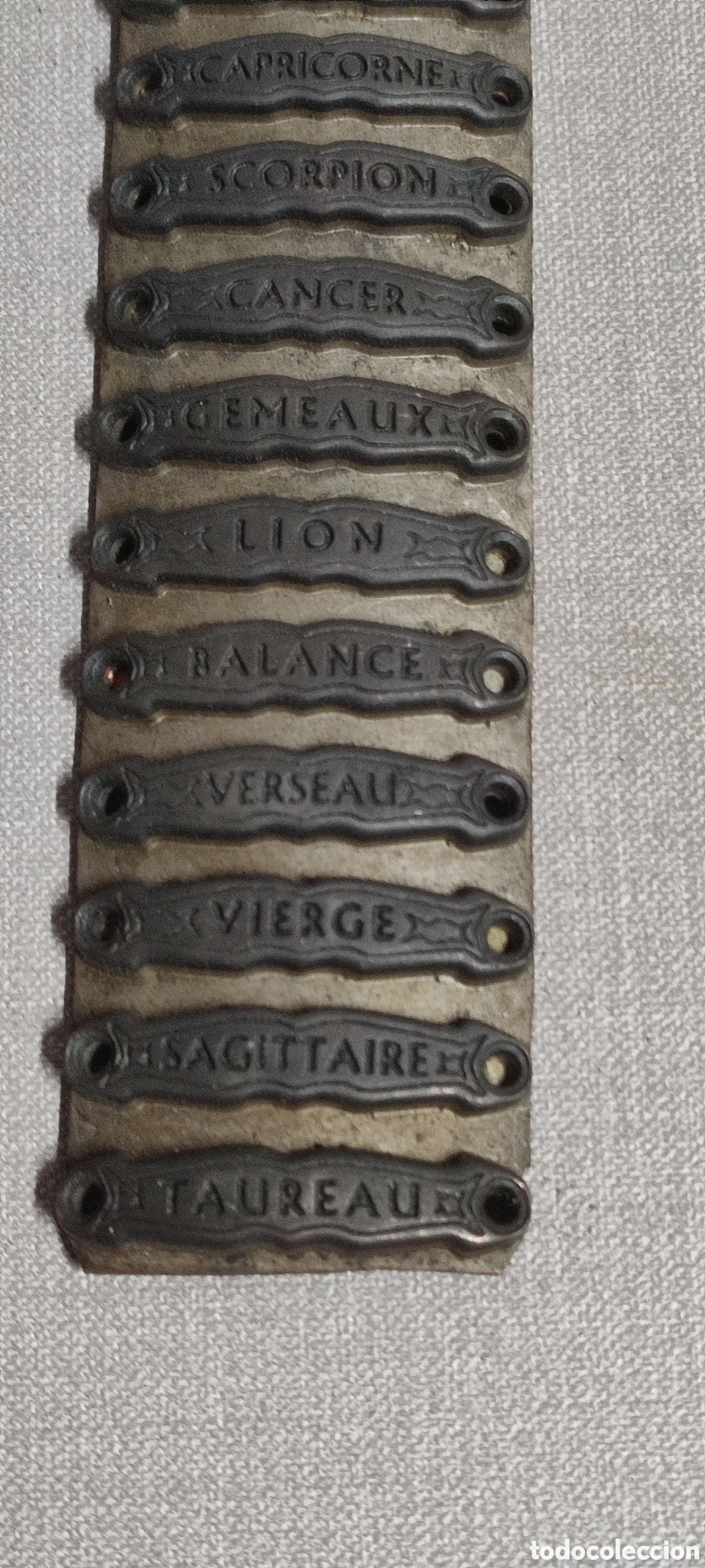 Coleccionismo: Troquel matriz para hacer chapas para pulseras con los hor&oacute;scopos en Frances.