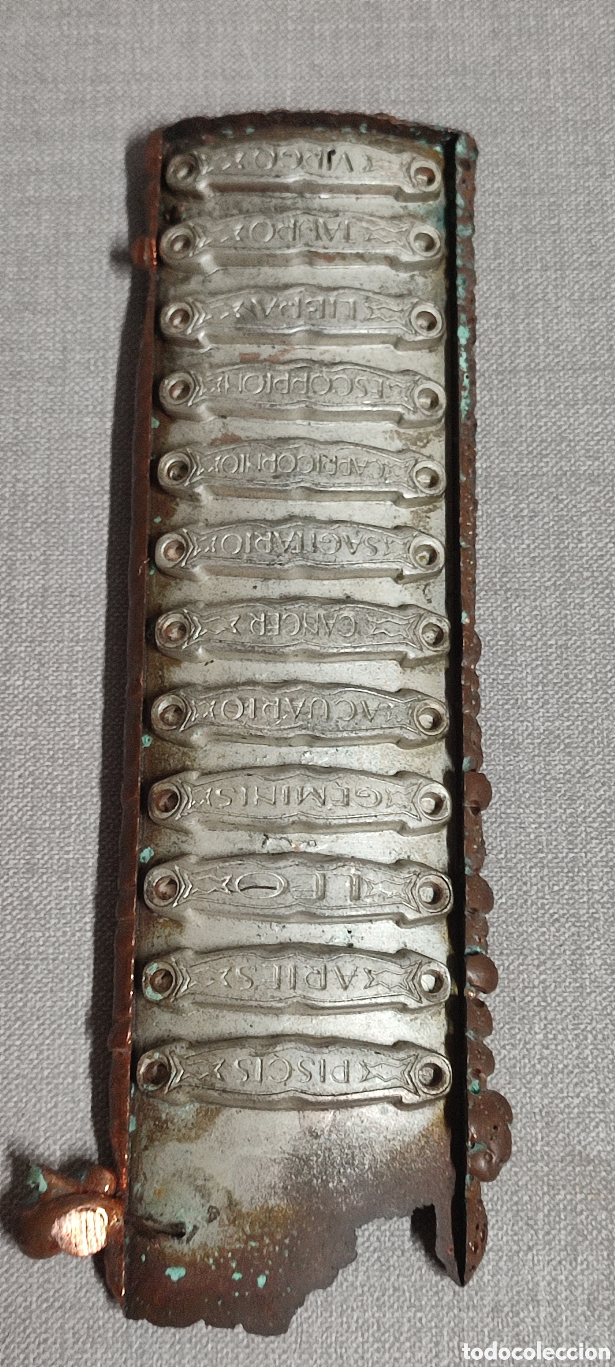 Coleccionismo: Troquel matriz para fabricar chapas de pulseras con los hor&oacute;scopos en espa&ntilde;ol.