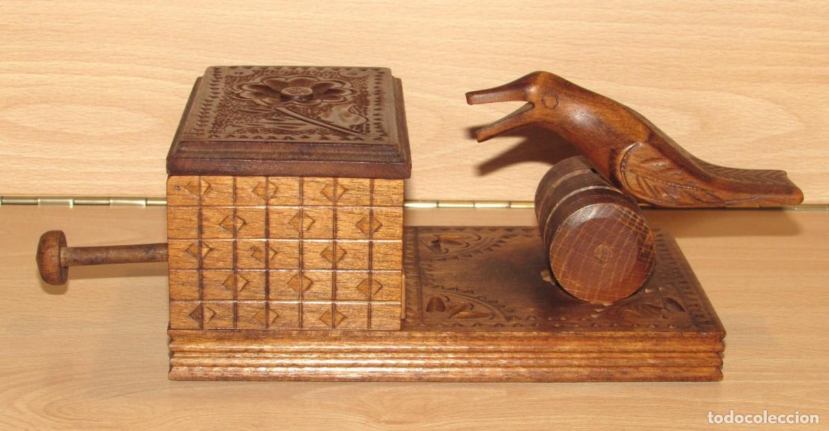Coleccionismo: Caja cigarrera vintage mec&aacute;nica dispensadora cigarros cigarrillos ave p&aacute;jaro madera tallada a&ntilde;os 70