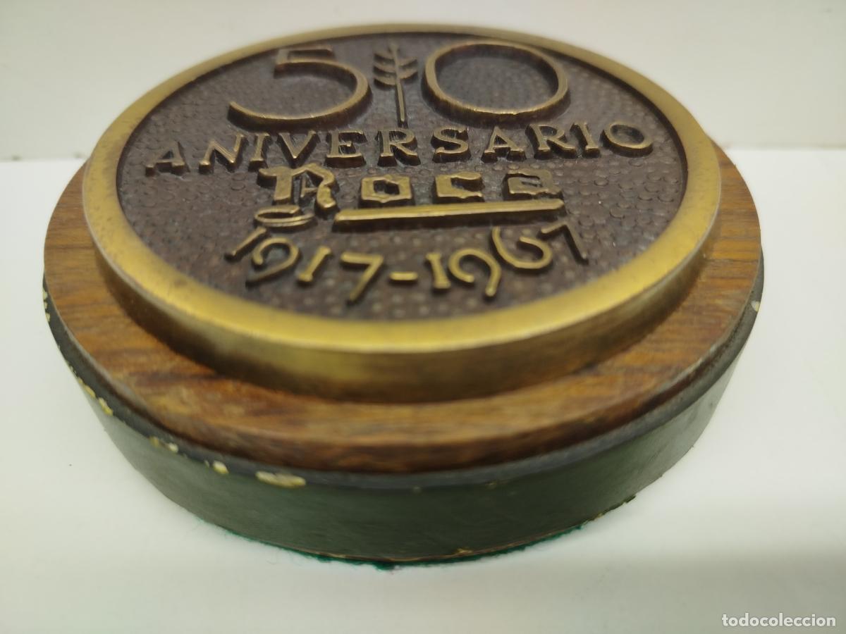 Coleccionismo: ANTIGUO PISAPAPELES CONMEMORATIVO DEL 50&ordm; ANIVERSARIO DE LA COMPA&Ntilde;IA ROCA 1917-1967