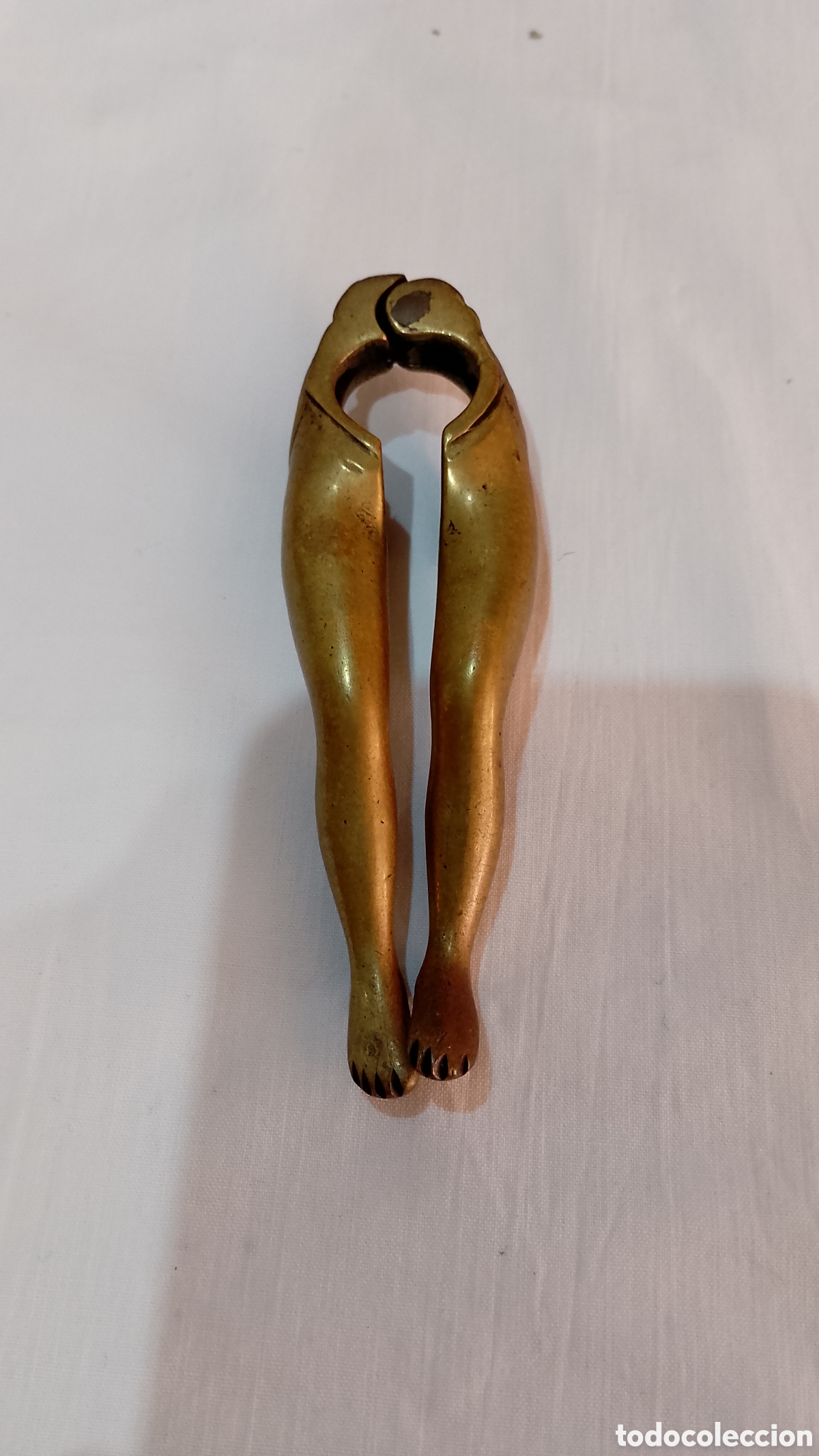 Coleccionismo: Cascanueces antiguo de bronce con forma de piernas de mujer