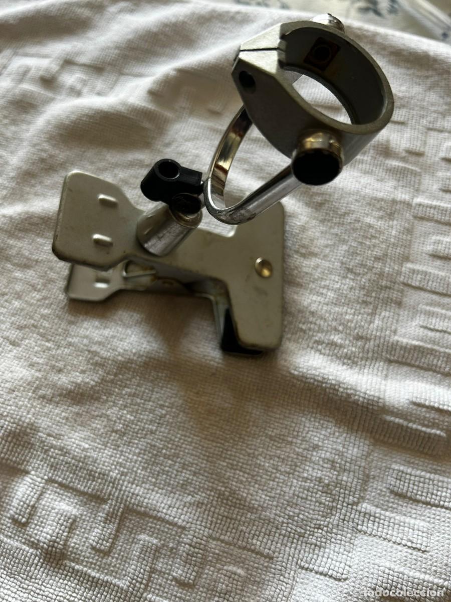 Coleccionismo: Pinza met&aacute;lica de sujeci&oacute;n con brazo articulado - Soporte universal vintage.