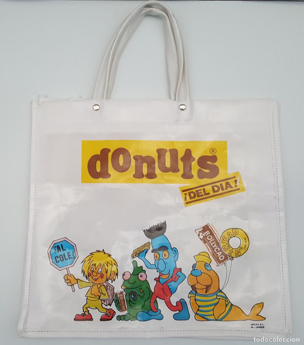 Coleccionismo: BOLSA PUBLICITARIA DE PLASTICO DONUTS &iexcl;DEL DIA! BOLLYCAO AL COLE, ABELSA 1996, 28 X 31 CM (SIN ASA)