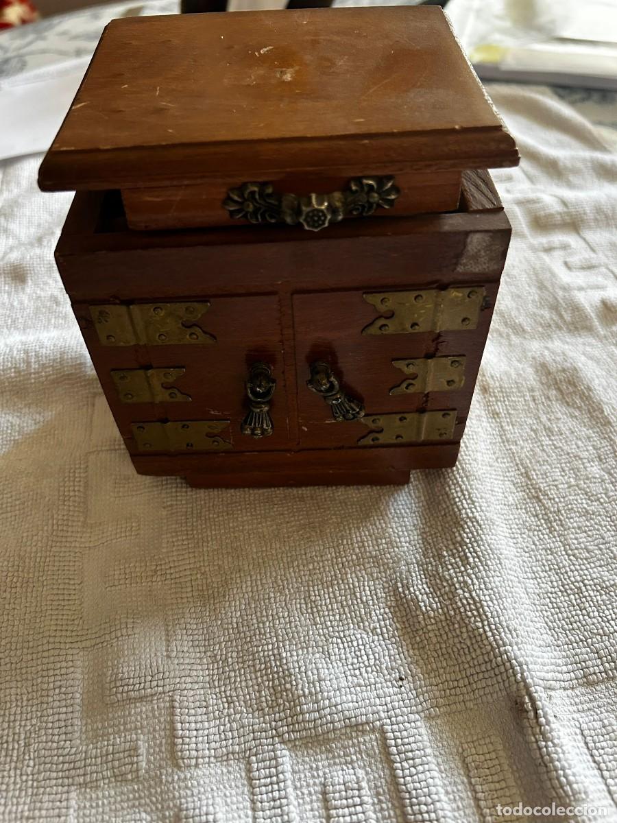 Coleccionismo: Juego de 6 posavasos vintage en mini mueble de madera - Herrajes lat&oacute;n - Estilo r&uacute;stico