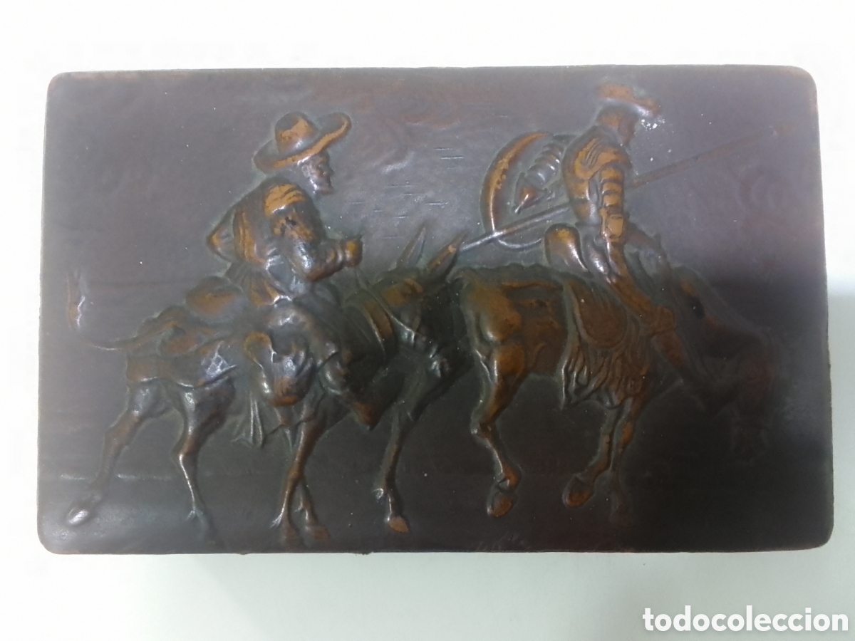 Coleccionismo: Caja de madera para tabaco con dibujo en relieve de Don Quijote y Sancho Panza.