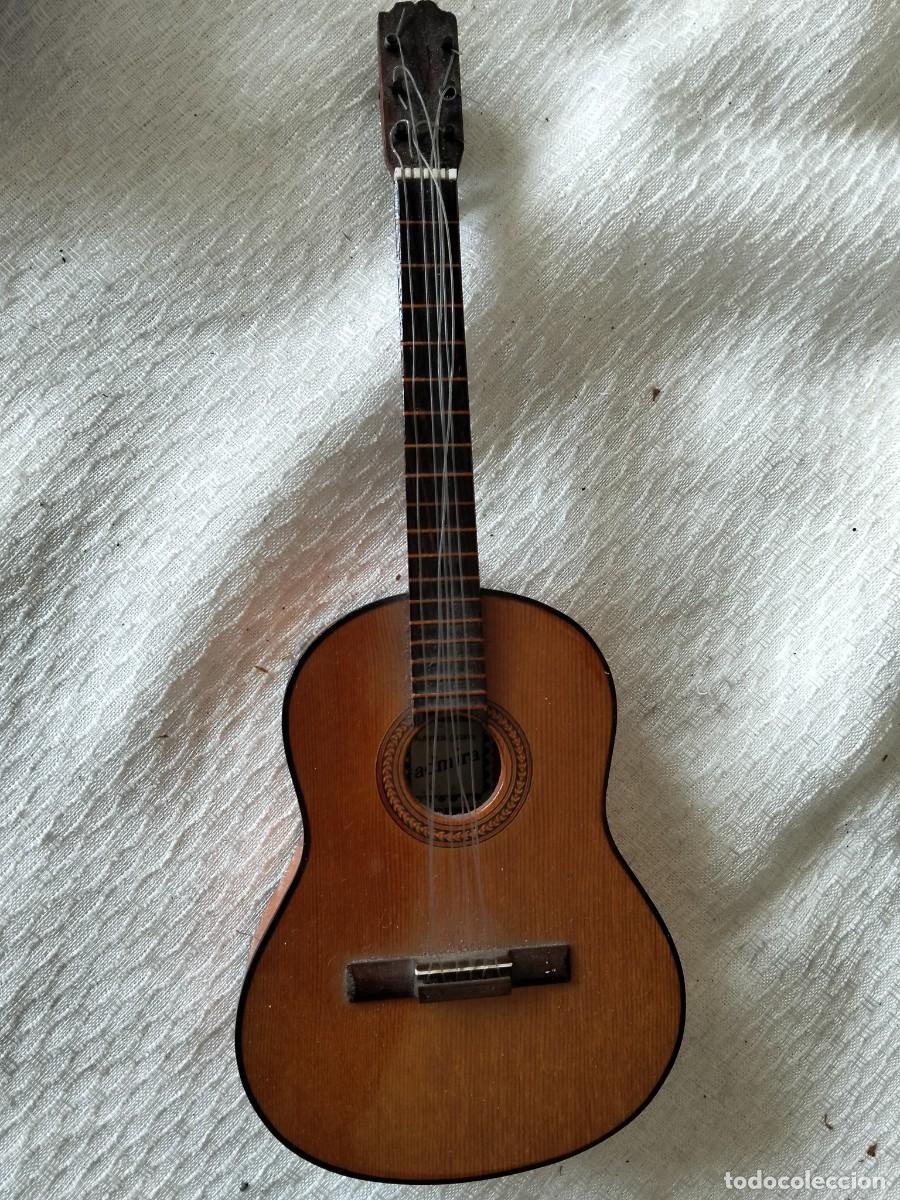 Coleccionismo: GUITARRA CLASICA VINTAGE MINIATURA DE 26 CM APROX