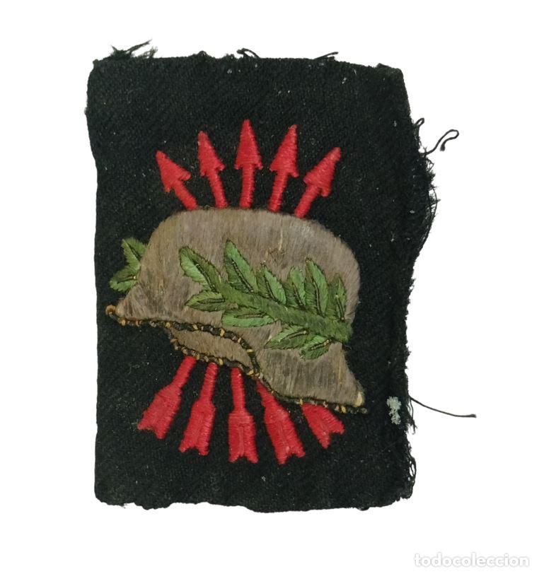 Coleccionismo: INS&Iacute;GNIA BRODADA CON EMBLEMA DE LA HERMANDAD DE EXCOMBATIENTES. FALANGE. CIRCA 1940-1950