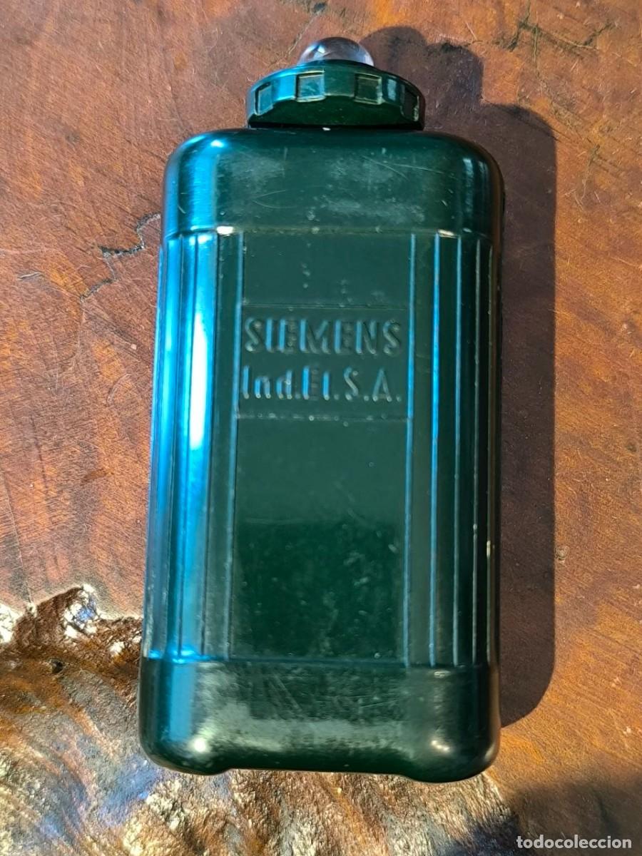 Coleccionismo: LINTERNA DE BAQUELITA VERDE. MARCA SIEMENS. A&Ntilde;OS 40. MIDE 10 CMS. FUNCIONA
