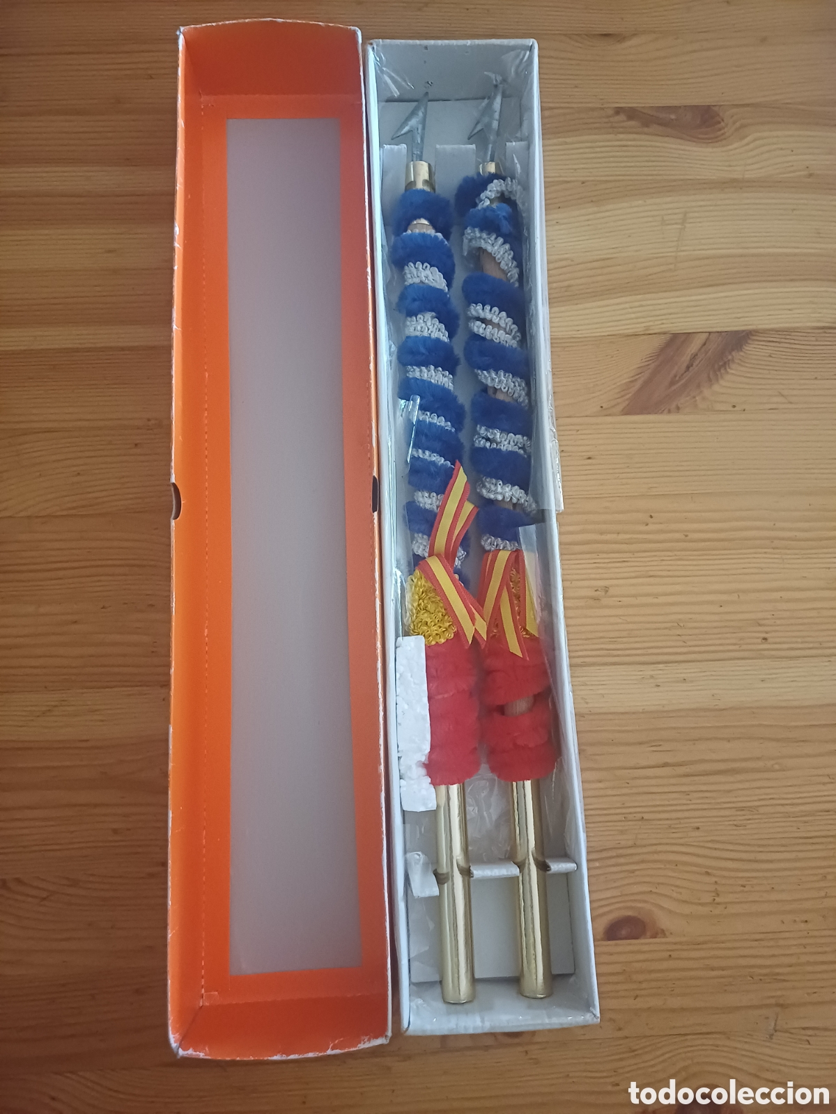 Coleccionismo: Souvenir taurino Banderillas toro bandera Espa&ntilde;a 45cm aprox