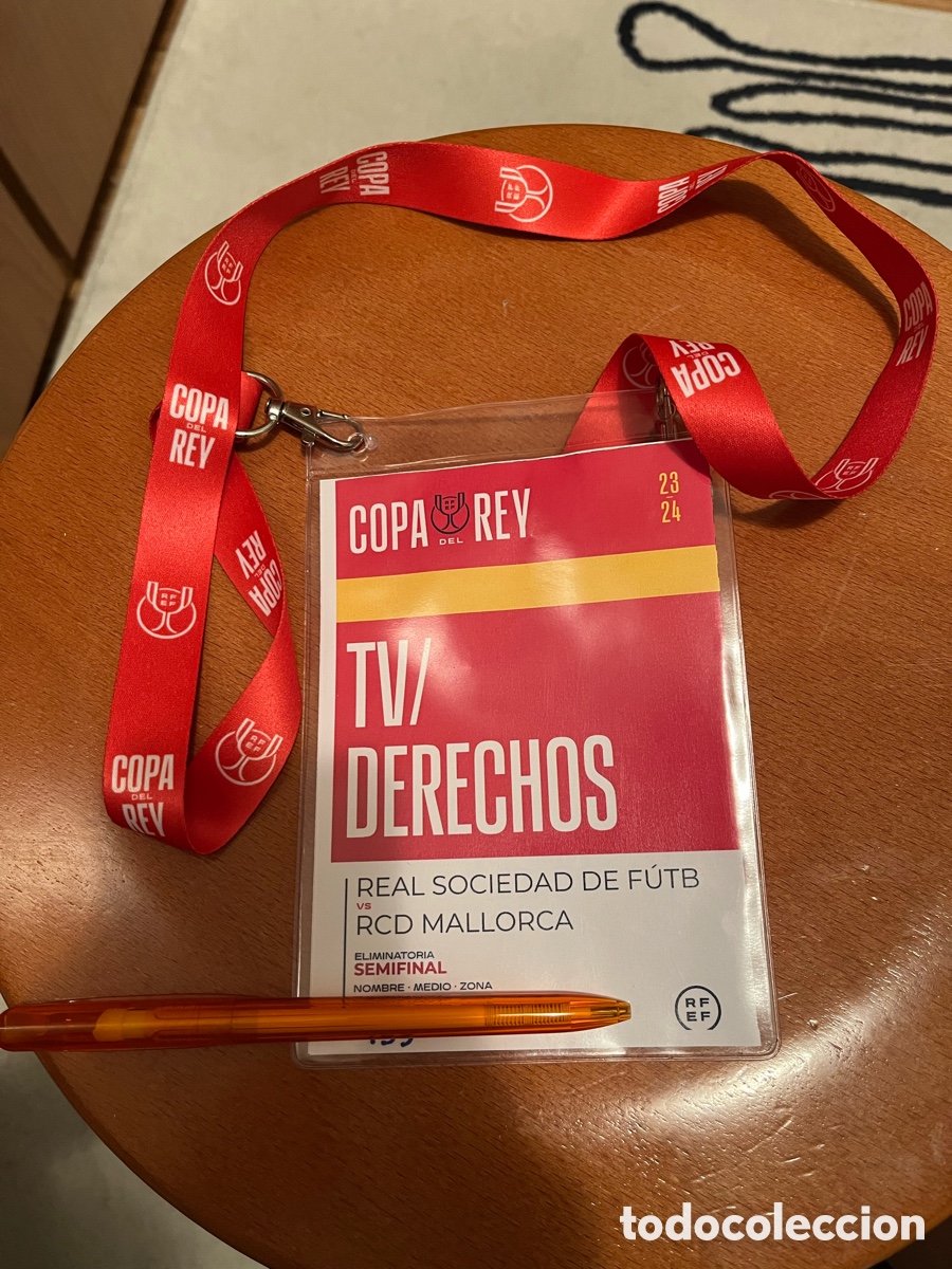 Coleccionismo: Acreditaci&oacute;n COPA DEL REY 23-24. REAL SOCIEDAD - RCD MALLORCA.SEMIFINAL. Con colgante enganche doble