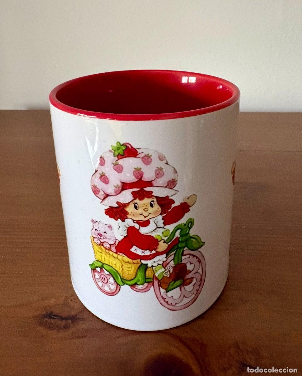 Coleccionismo: TAZA NUEVA Y SIN USO TARTA DE FRESA, ASA E INTERIOR COLOR ROJO