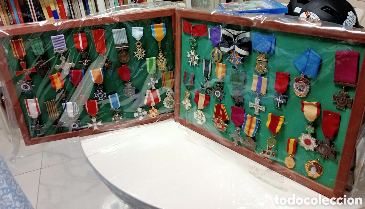 Coleccionismo: Colecci&oacute;n vintage de condecoraciones hist&oacute;ricas y reproducciones de militaria internacional en vitri