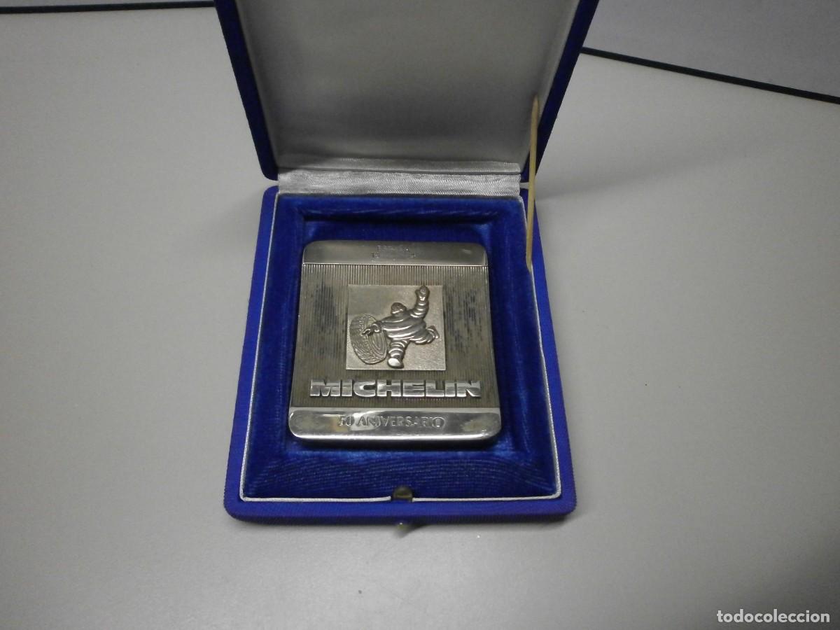 Coleccionismo: placa pisapapeles 50 aniversario michelin 1934 1984 de metal macizo plateado caja de regalo