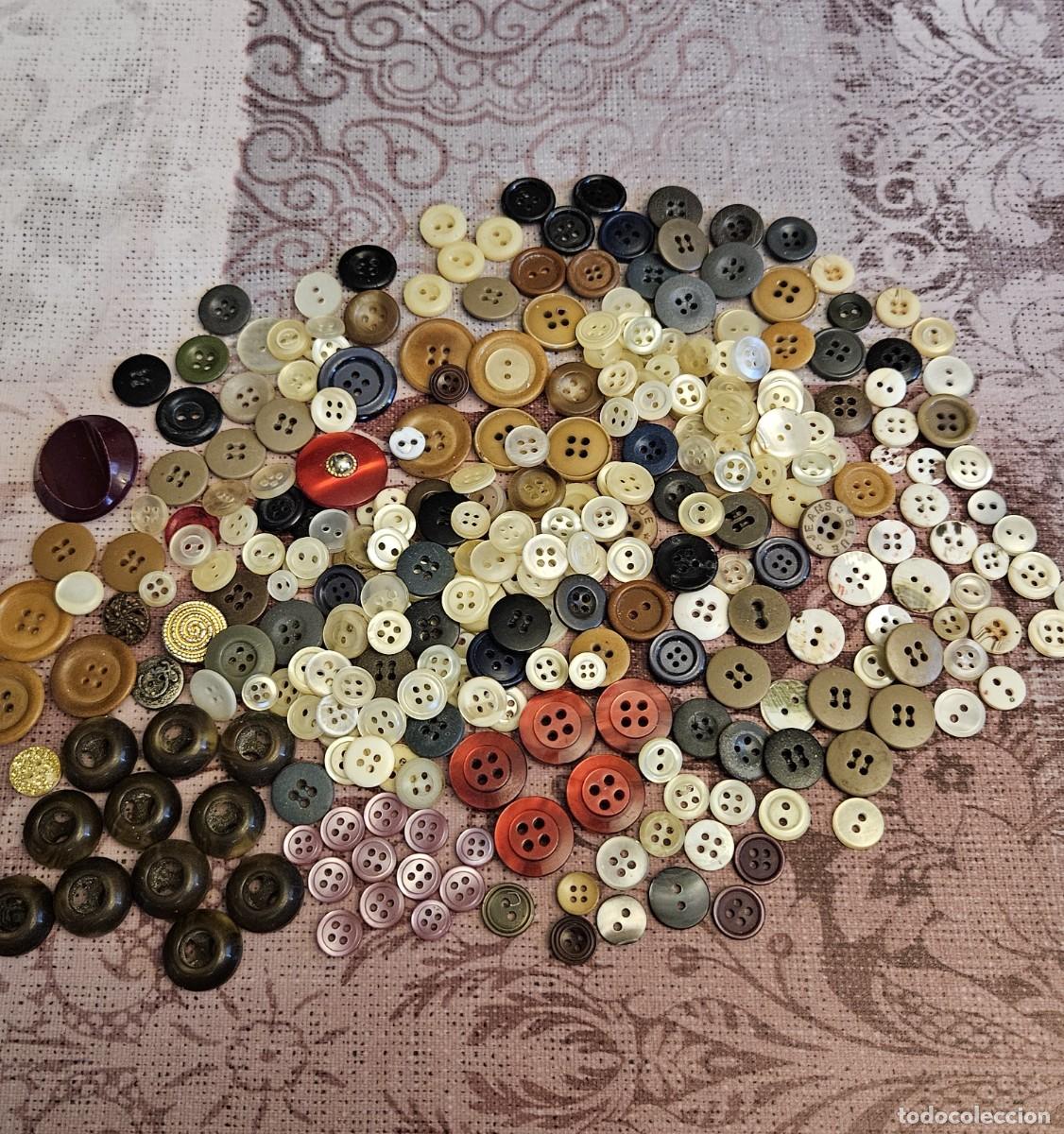 Coleccionismo: Antiguo Lote De Botones Diferentes Modelos- Materiales - Colores Y Tama&ntilde;os.