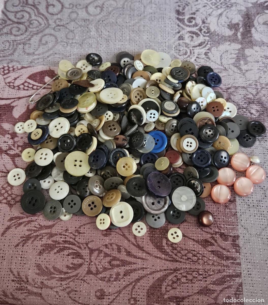 Coleccionismo: Antiguo Lote De Botones Diferentes Modelos- Materiales - Colores Y Tama&ntilde;os.