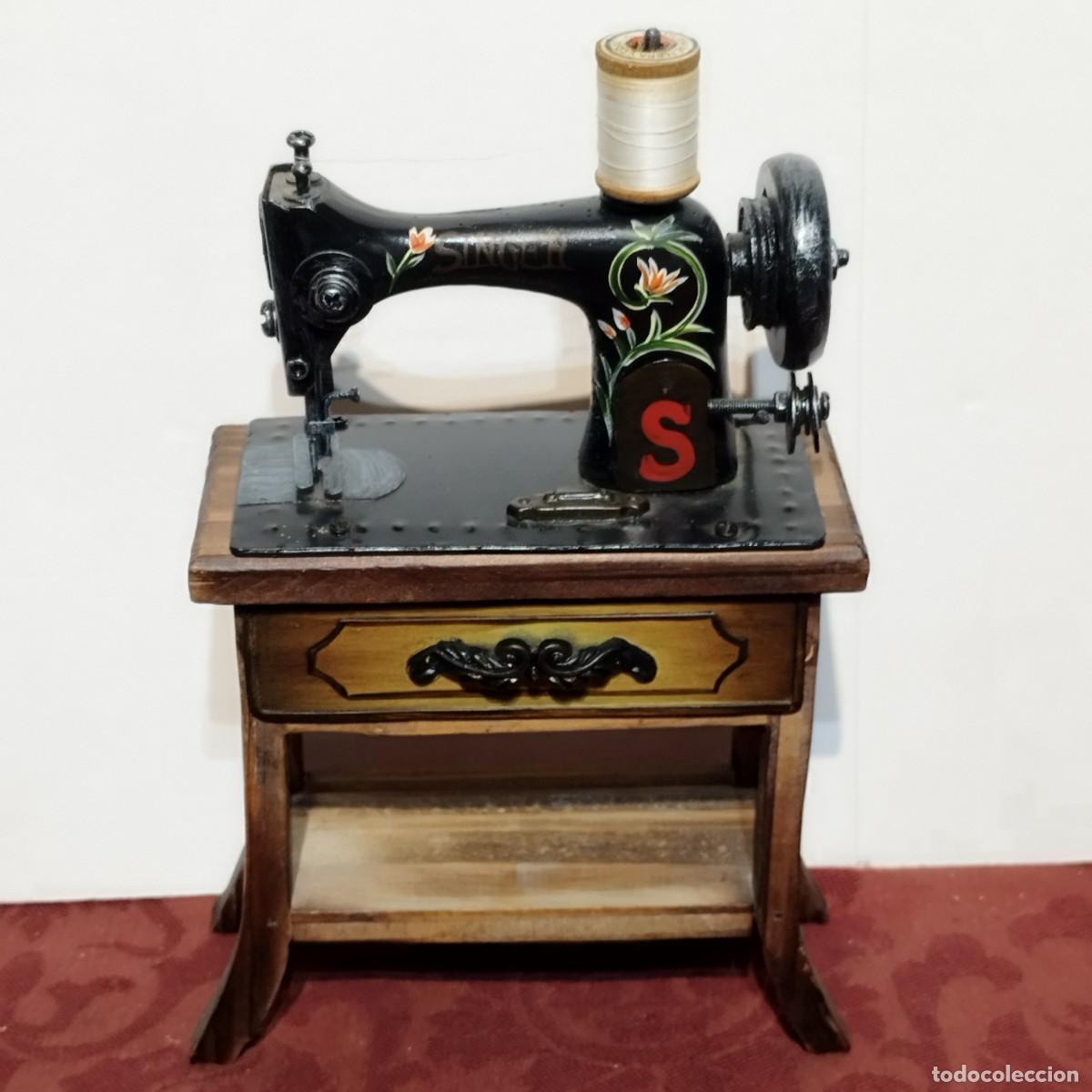 Coleccionismo: MINI MAQUINA DE COSER SINGER - DECORATIVA - CON HILO DE FABRA I COATS -