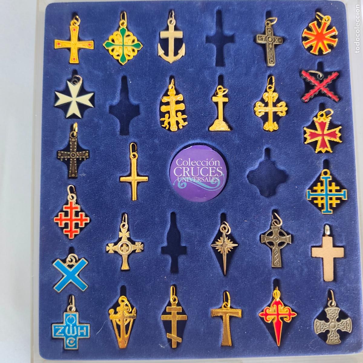 Coleccionismo: Lote, colecci&oacute;n, album 27 de 30 Cruces universales Cruz. perfectas y antial&eacute;rgicas. Expositor