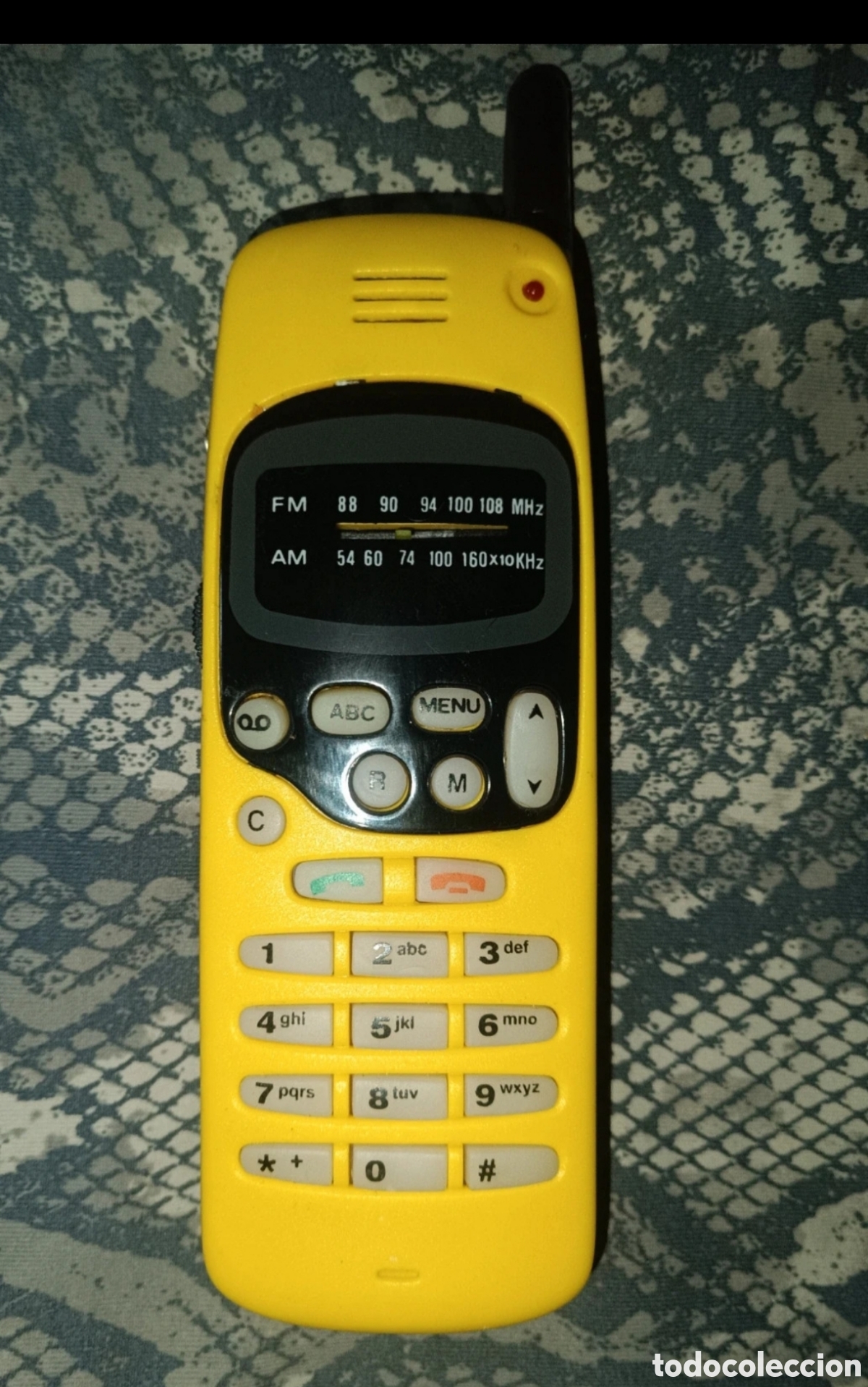 Coleccionismo: Radio transmisor port&aacute;til vintage con forma de Nokia