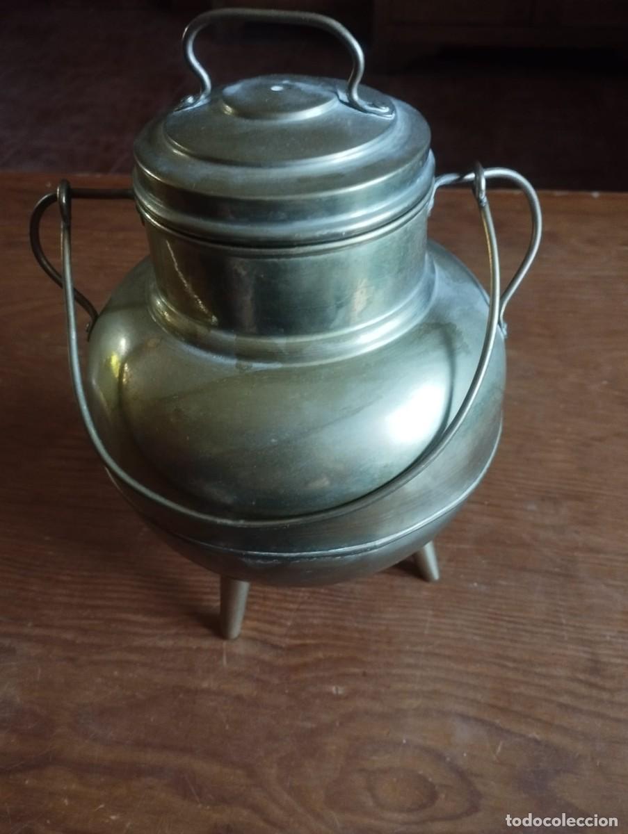 Coleccionismo: Olla antigua con asas y patas de lat&oacute;n, pote gallego. 24 cm. alto