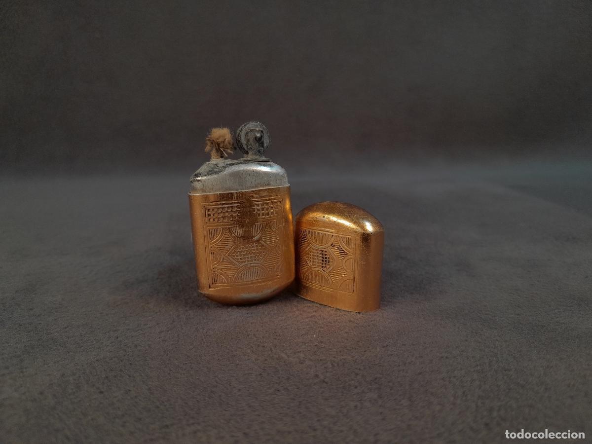 Colecionismo: MECHERO DE BOLSILLO EN METAL DORADO CON MOTIVOS GEOM&Eacute;TRICOS. MEDIADOS DEL SIGLO XX.
