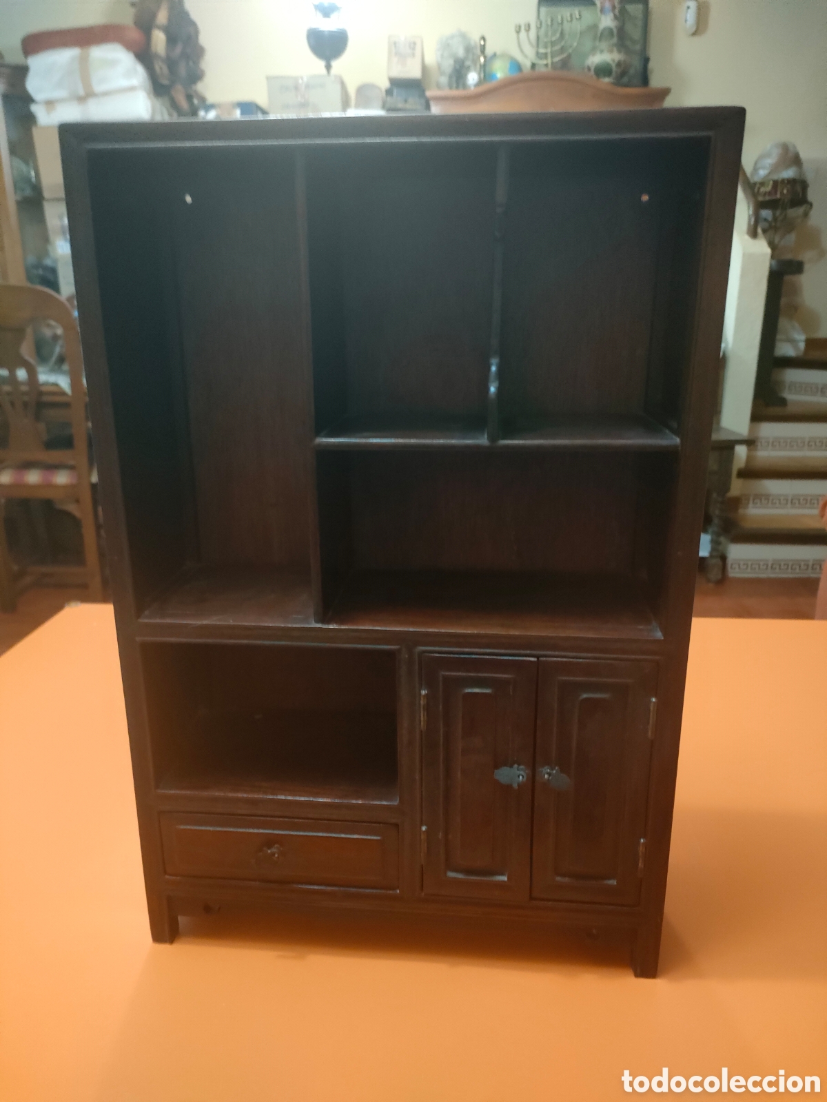 Coleccionismo: Peque&ntilde;a estanter&iacute;a de madera para miniaturas