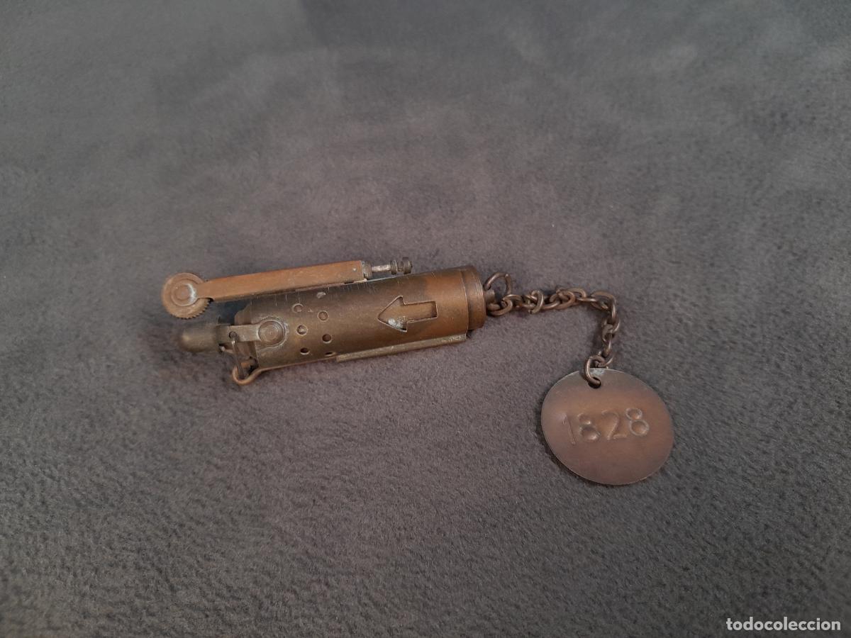 Collecting: MECHERO DE SOBREMESA TIPO TRINCHERA CON CHAPA NUMERADA 1828.GASOLINA.METAL CROMADO.SIGLO XX.