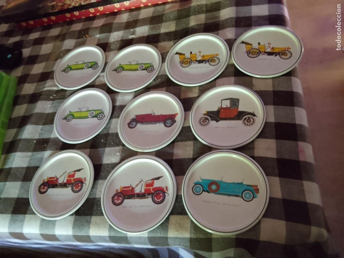Coleccionismo: LOTE DE 10 PLATOS DE CHAPA - POSAVASOS MET&Aacute;LICOS DE LOS A&Ntilde;OS 70 CON COCHES ANTIGUOS