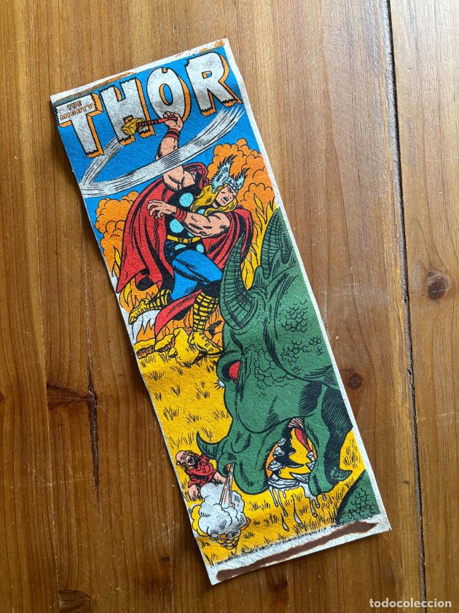 Coleccionismo: BANDERIN ORIGINAL A&Ntilde;O 1980 TIPO FIELTRO MEDIDA 29X11 CMS. MARVEL COMICS PROMO V.I.P PRODECO THOR